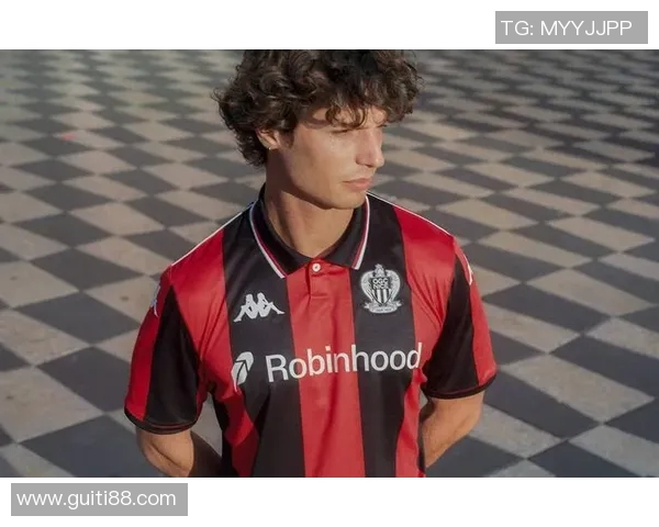 红色衣服的足球明星是谁他在赛场上的表现如何